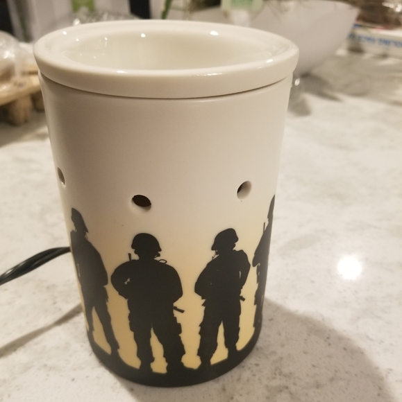 Scentsy Service and Sacrifice Warmer NEW M… - Picture 2 of 8
